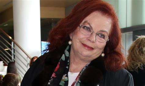 Η νόρα κατσέλη γιορτάζει 48 χρόνια γάμου με τον νάσο καλογερόπουλο. Νόρα Κατσέλη: Δείτε την μαζί με την κούκλα εγγονή της ...