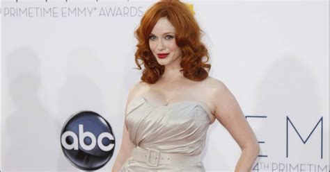 Vrouwen Willen Massaal Puntige Borsten Van Christina Hendricks Mode And Beauty Hlnbe