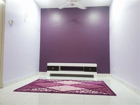 Warna dinding kebiasaannya lebih sesuai jika menggunakan warna cerah seperti krim atau putih supaya kelihatan lebih luas dan bersih. Dekorasi Ruang Tamu Putih Purple | Desainrumahid.com