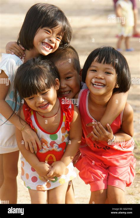mekong delta vietnam asiatische kinder haben spaß an vietnamesischen land in sonnigen tag