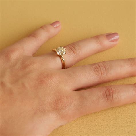 Anel Com Diamante Pequeno