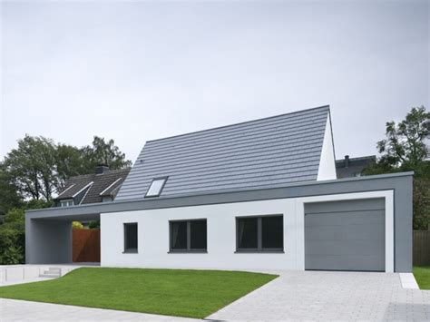 Von der zufahrt aus, ist das satteldach der villa optisch fast vollkommen verdeckt und das haus wirkt, wie vom auftraggeber gewünscht, wie ein. Raffiniertes Haus im modernen Look | homify | Moderne ...
