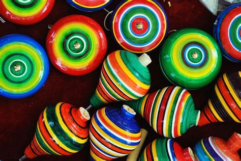 Ministerio coordinador de patrimonio natural y cultural. colores y trompos (juguetes mexicanos) | Trompos | Pinterest