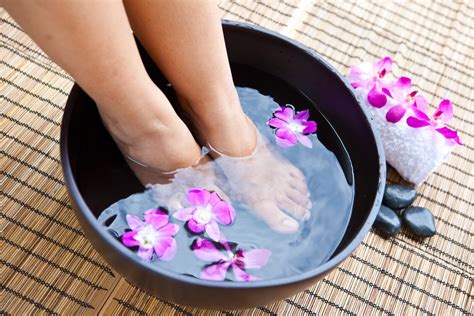 A little research led me to this wonderful listerine and vinegar foot soak. 30 Amazing Home Remedies for Dry Cracked Feet | Listerine ...
