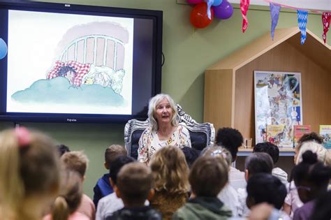 Bekende Kinderboekenschrijver Opent Leer En Leesplein En Schoolbieb De