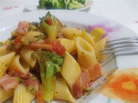L'ingredienti di base sono i broccoli (sparacelli, in siciliano) accompagnati e insaporiti da soffritto di cipolla, acciughe, uva passa e pinoli. Pasta broccoli e pancetta | Divertirsi in cucina
