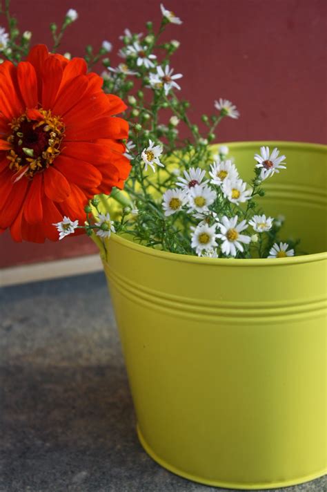 Simply fill this lovely, galvanized set of three flower market flower buckets with all of your favorite faux flowers—peonies, poppies or roses will all sit pretty. Pressure Cooking and Canning : 6 Fall DIY porch decor ...