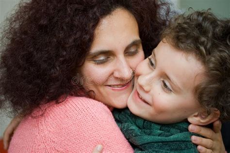 Madre E Hijo Que Se Abrazan Imagen De Archivo Imagen De Ojos Rojizo