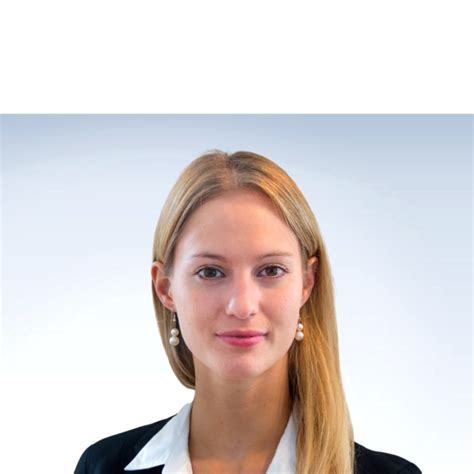 Am ieşit să mă plimb prin oraşul meu drag, şi în piaţa mare am văzut un boschetar stând prea mult în acelaşi loc. Julia Stübinger - Consultant - A.T. Kearney | XING