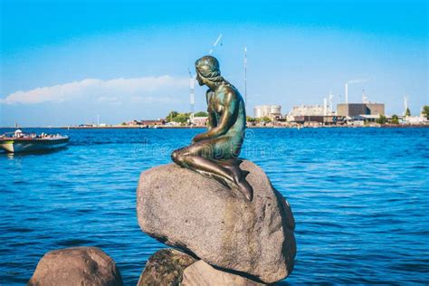 Monumento Da Sereia Pequena Em Copenhaga Dinamarca Fotografia