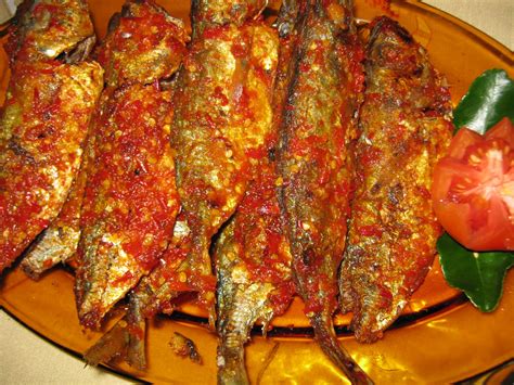 The most common meat used in tinorangsak is pork. Apel Batu: Ikan Bumbu Balado