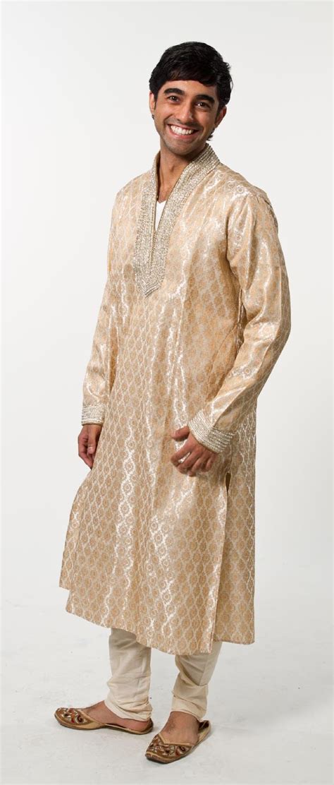 Pick your style from the array of a brilliant combination of traditional clothing for men, taking up the indian festivities with authentic desi grace. TRADITIONAL INDIAN CLOTHING | Indian traditional clothing