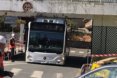 Essonne Un Bus Sencastre Sous Le Pont Du Rer B à Orsay La