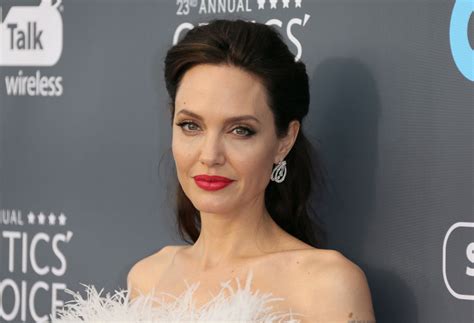 Angelina Jolie Si Denuda Per Un Servizio Fotografico A 44 Anni è Più Bella Che Mai
