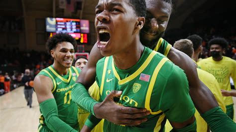Oregon Mens Basketball Holds On To Defeat Oregon State