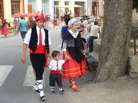 Des Catalans En Costume Traditionnel Lors Dune Fête De Village à St