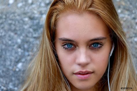 Ojos Azules Y Cabello Rubio Retrato De Una Chica Escuchando Foto De