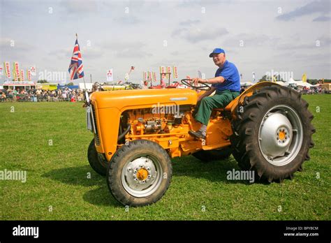 Restaurierter massey ferguson traktor -Fotos und -Bildmaterial in hoher