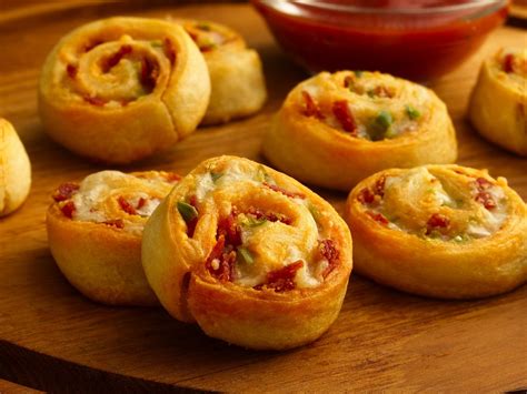 Quick n easy homemade pizza recipe. RECIPE: Pizza Pinwheels | DESCRIPTION Serve pizza toppings ...