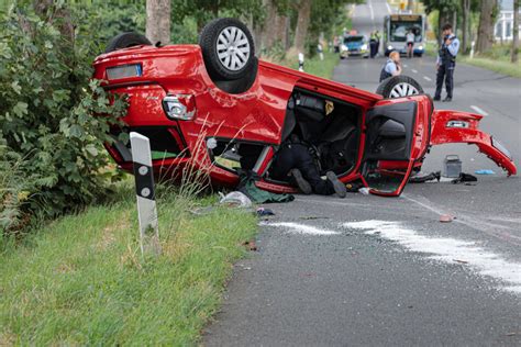 Remscheid Vw überschlägt Sich Nach Baum Crash Erschreckender Verdacht Gegen Fahrer