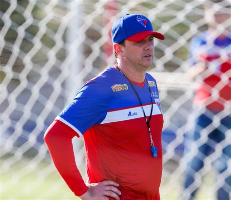 A gente queria tratar desse lado negativo que cada um carrega todo mundo é de certa forma um rogério, então personificamos mal e chamamos de. Rogério Ceni é o treinador do Forlaleza (Foto: JL Rosa ...