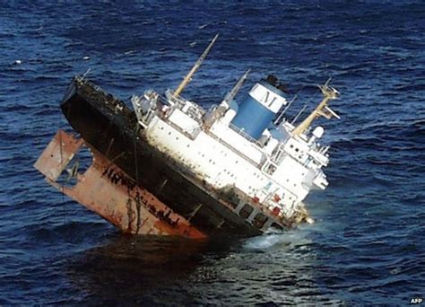 Prestige oil tanker disaster crew acquitted in Spain - BBC News