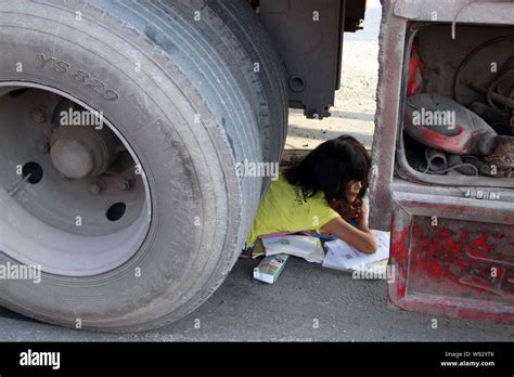 The 11 Year Old Girl Crushed By A Truck Is Bravely Waiting For Rescue