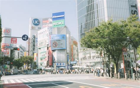 安倍晋三総理は4月7日、首相官邸で開いた新型コロナウイルス感染症対策本部で、緊急事態宣言を発令した。 埼玉、千葉、東京、神奈川、大阪、兵庫、福岡の7都 緊急事態宣言の全文は以下の通り。 安倍総理 基本的対処方針等諮問委員会において、新型コロナウイルス感染症については、肺炎等の. 大阪府と京都府、兵庫県の緊急事態宣言を解除!首都圏と ...