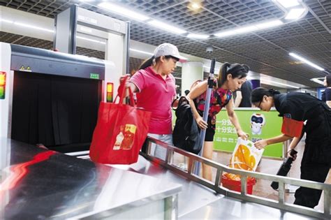 Guangzhou metro huadiwan station (line 1,zhongshanlu line) 広州地下鉄花地湾駅. 人過安檢門 物過安檢機 廣州地鐵安檢今起升級 - 澳門力報官網