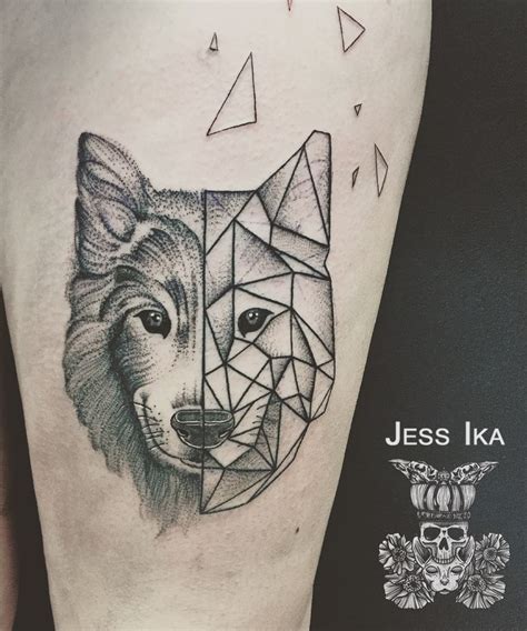 Ce coloriage de loup qui montre les dents avec les oreilles baissées est. loup jessika … | Tatouage loup, Petit tatouage géométrique ...