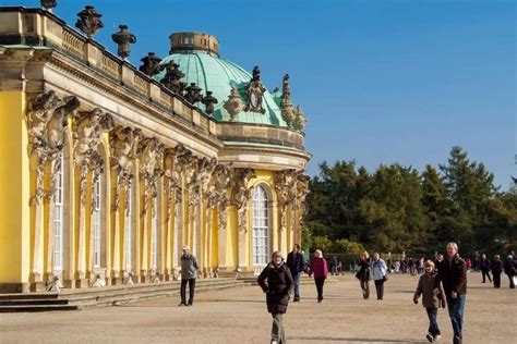 In berlin und potsdam gibt es mehr als 30 schlösser das schloss war der lieblingsort seines erbauers, des preußenkönigs friedrich der. Seit 1990 gehören die Schlösser und Gärten der Parkanlage ...
