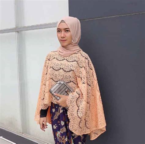 Tempat menjual berbagai model objek pakaian wanita dan pria harga obralan dari anak sampai dewasa, berkat online shop kini siapapun bisa belanja baju satuan dan eceran dari jarak jauh maupun terdekat. Referensi Model Kebaya Modern Sederhana Yang Trendi