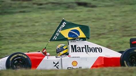 Ayrton Senna Fotos Ayrton Senna Com A Bandeira Do Brasil Flag Brazil