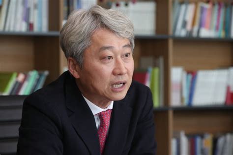 김근식 교수님, 지금까지는 관련 기자들의 질문이 있을 때 상당히 여유로운 모습을 보였는데요. 김근식 "秋, 법 제대로 읽어라…총장이 장관 부하란 착각에서 ...