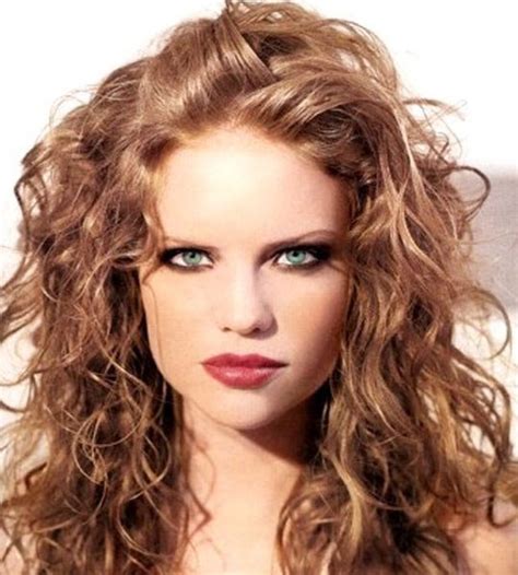 Thus, for curly haircuts or bob are suitable, which are combined with various types of bangs or without it. Good Hairstyles For Curly Hair Women 0012