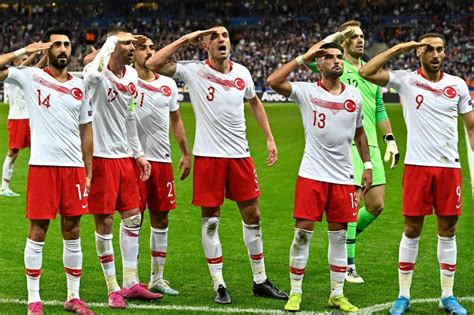 Türkiye son dakika transfer haberleri, türkiye fikstürü, maç sonuçları, kadrosu, puan durumu ve daha fazlası için www.tr.beinsports.com.tr adresini ziyaret edin. UEFA'dan asker selamına ceza yok