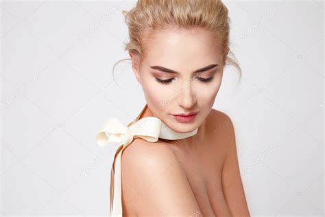 Belle Femme Blonde Sexy Maquillage Naturel Forme De Corps Nu Image