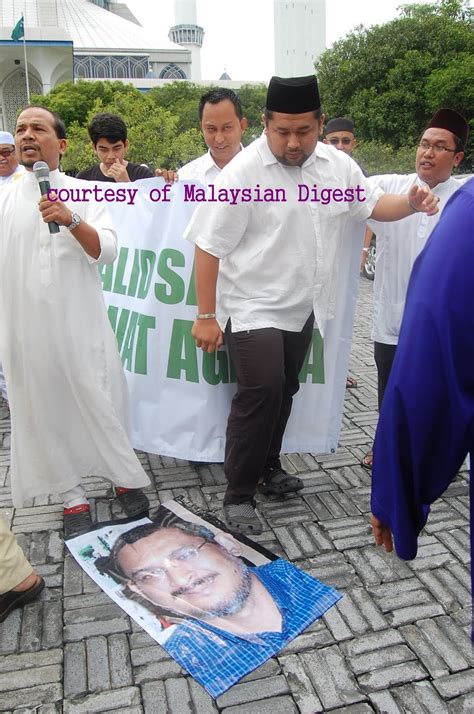 Didahului dengan pembawa kepala lembu, yang masih belum kering darahnya, penunjuk perasaan berjalan sambil bertakbir dan melaungkan kami bantah menggunakan alat pembesar suara. Anak Sungai Derhaka: Khalid Samad kata Individu yang pijak ...