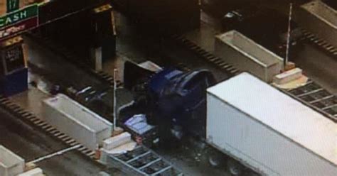 Accident Snarls Traffic At Ft Mchenry Toll Plaza Cbs Baltimore