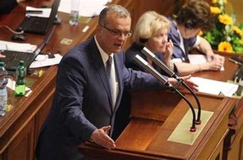 » pro vyslovení nedůvěry vládě je nutné, aby jej podpořila nadpoloviční většina všech poslanců, tedy minimálně 101 zákonodárců. NEDŮVĚRA VLÁDĚ. Kalousek: Nikdy nebyl člen vlády v tak ...