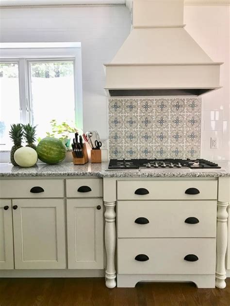 Classic Kitchen With Accent Tile Backsplash Transitional Kitchen