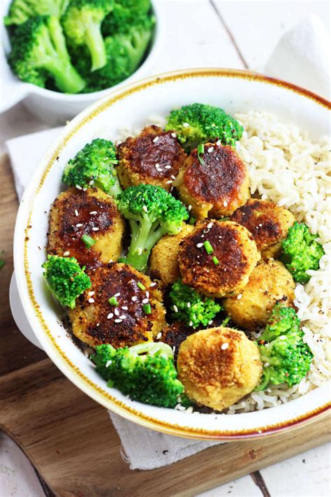 Scolato bene il riso, trasferitelo nel tegame con i funghi, fate cuocere 2 minuti e poi se il brodo bolle, aggiungetene un paio di mestoli al riso e mescolate. Riso con broccoli e polpette di ceci - Cucina Naturale