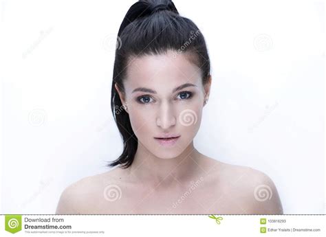 Cara Del Primer De La Mujer Joven Con Maquillaje Diario Imagen De