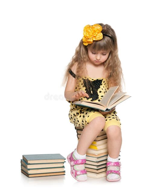 La Fille Intelligente Lit Sur La Pile Des Livres Photo Stock Image Du Reading éducation 38594324