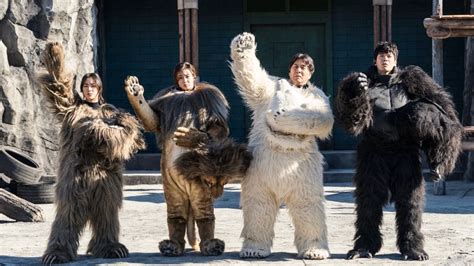 When he and a group of zookeepers come up with the idea to dress like animals and his fake polar bear goes. Nonton Film Secret Zoo (2020) Cinema21 Sub Indo | INDOXXI