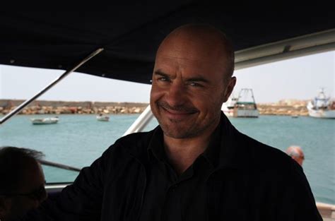 Raimondo todaro, danzatore di ballando con le stelle, ha deciso di raccontare la fine del suo matrimonio con francesca tocca. Il Commissario Montalbano, La danza del gabbiano - 14 ottobre
