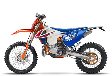 El precio de la ktm 300 exc tpi six days (9.298 €) es notablemente más alto que la ktm 300 exc tpi estándar (8.499 €) debido a la gran cantidad de accesorios, lo que la convierten en una de las motos de enduro más caras. 2018 KTM 300 XC-W Six Days Review • Total Motorcycle