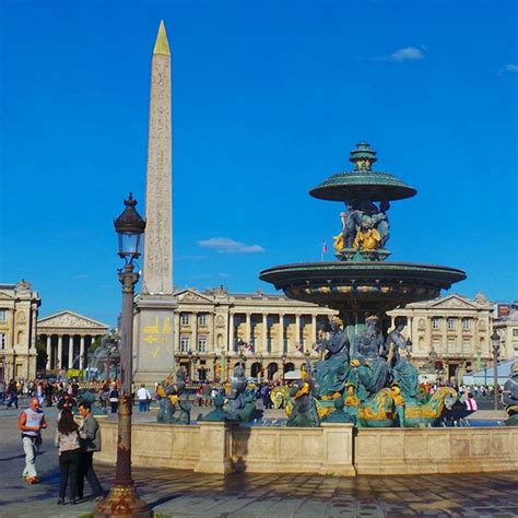 Measuring 7.6 ha (19 acres) in area, it is the largest square in the french capital. Place de la Concorde, journée sans... | Place de la ...