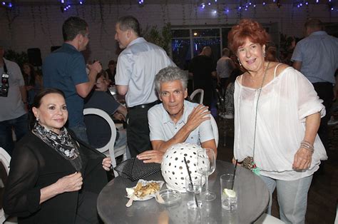 כך תעברו בשלום את 'בין הזמנים'. גילה אלמגור ובוז'י הרצוג מבקרים בחלל