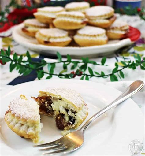 Brush the pie with a little milk, then sprinkle the top with sugar. Mary Berry Sweet Shortcrust Pastry For Mince Pies : How To Make The Best Homemade Mince Pies ...